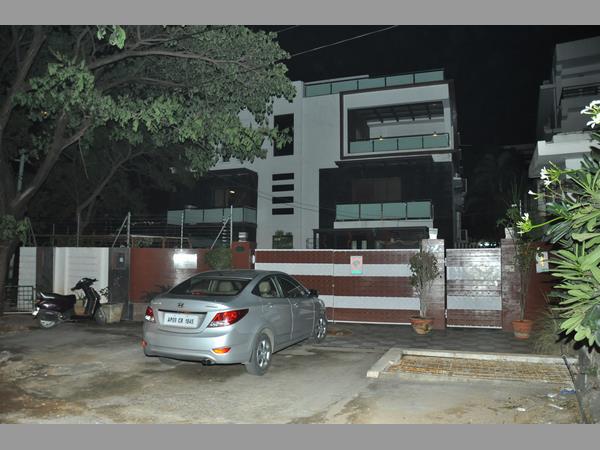 లక్ష్మణరావు ఇళ్లలో సోదాలు