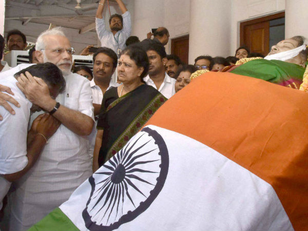 పన్నీరు, శశికళలకు ఓదార్పు ద్వారా..