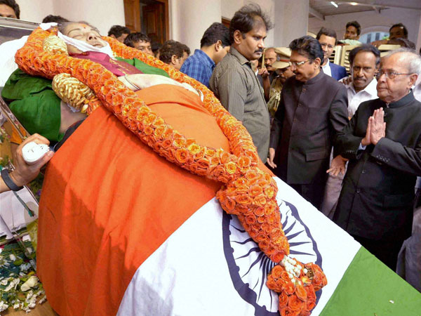 అమ్మ మరణంతో.. శశికళ బంధువుల జోక్యం!