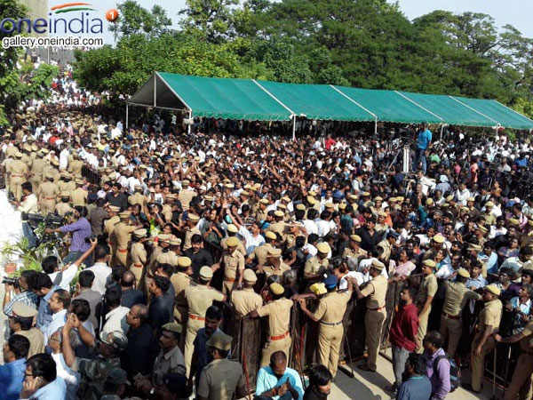అంత్యక్రియల్లో శశికళతో పాటు అతను..