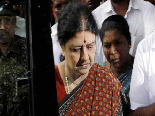 కుటుంబసభ్యులు, బంధువుల కంటే అత్యంత సన్నిహితమైన శశికళ