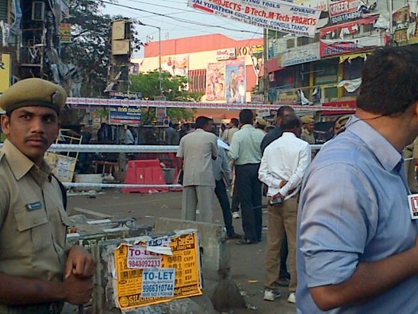 ఏం జరిగిందో తెలిసే లోగానే 15 మంది. ఏం జరిగిందో తెలిసే లోగానే 15 మంది.