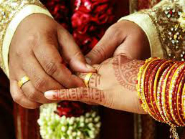 కుటుంబ కారణాలతో వివాహితులు ఉద్యోగాలు చేస్తున్నారు.