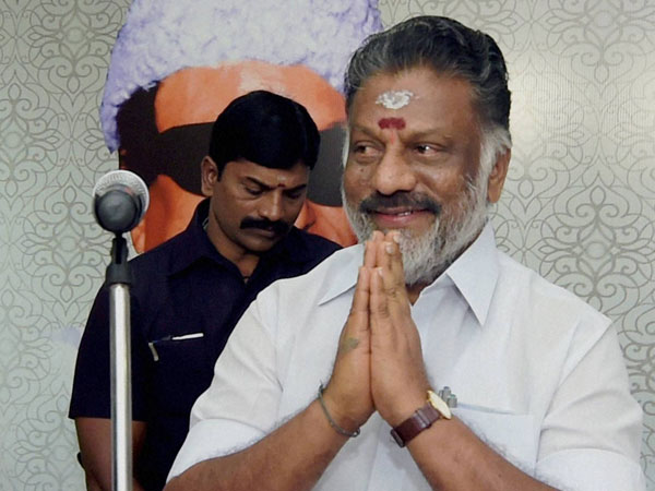 శశికళ పేరు ముందుకు రావడంలో కూడ ఆయనదే పాత్ర