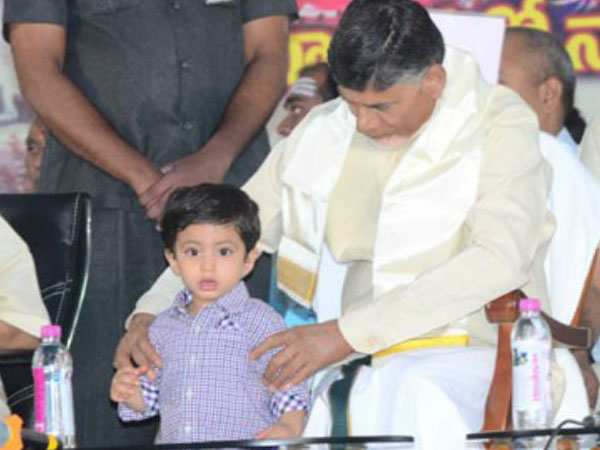 మనవడితో చంద్రబాబు