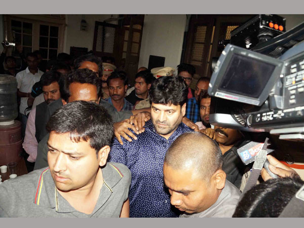 పోలీసులు ఇలా వల వేశారు..