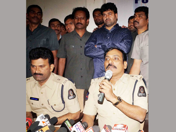 మధ్య తరగతి కుటుంబంలో పుట్టిన అయూబ్...