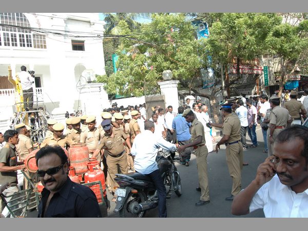 శశికళ తరఫున రాగానే..