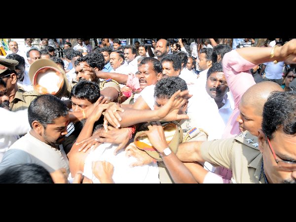 పార్టీ ఎన్నికకు ముందు షాక్