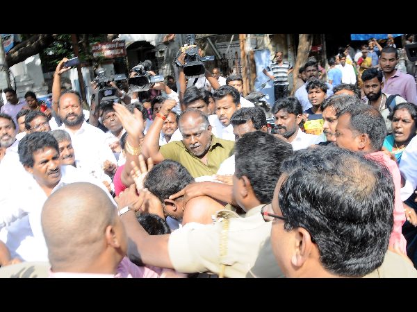 కార్యాలయం ఎదుటే దాడి