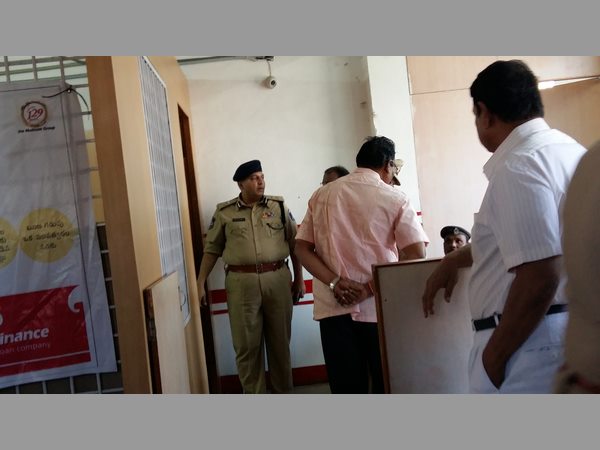 సిబ్బందిని ఇలా బెదిరించారు...