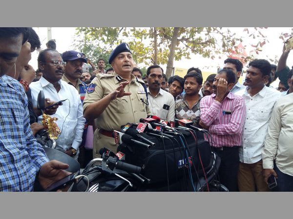 పటాన్‌చెర్వు వైపు పారిపోయారు.