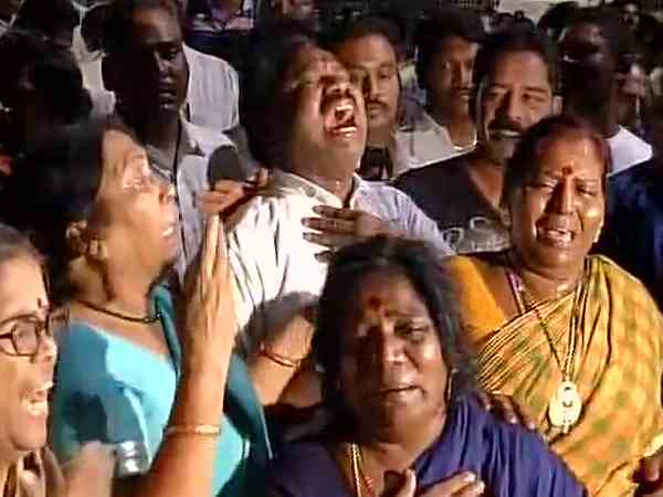 కరుణ ఫోటో బయటకు..