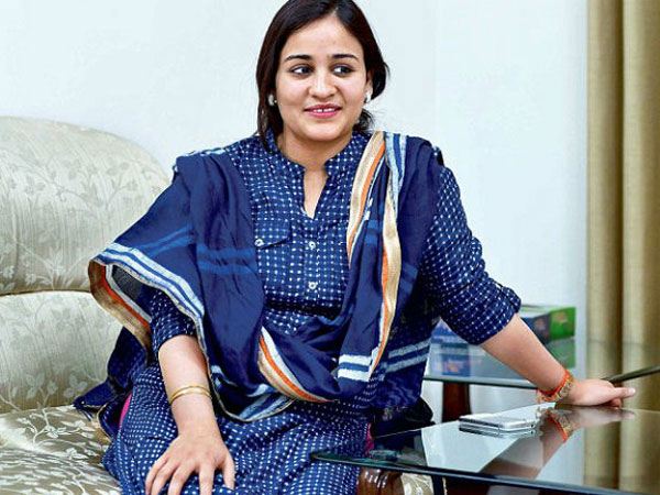 డింపుల్ వర్సెస్ అపర్ణ