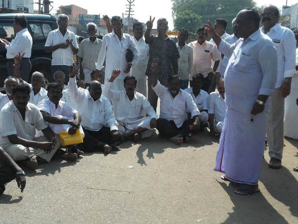 AIADMK workers protest against Sasikala. Our only grouse is that she did not allow anyone.