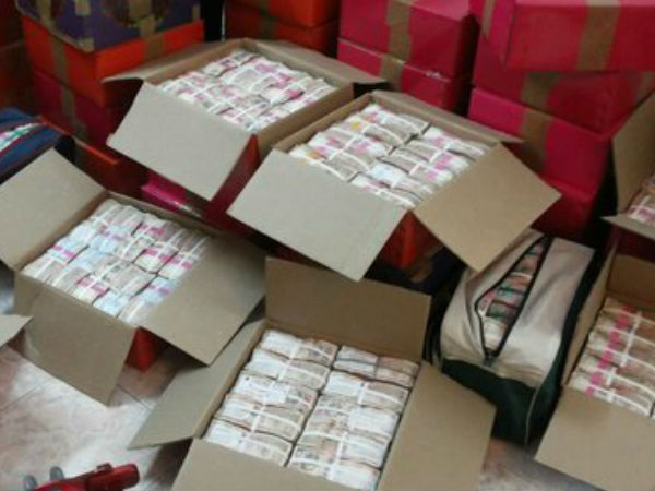 officers seize 131 crores currency, 170 kgs gold from shekar reddy house officers seize 131 crores currency, 170 kgs gold from shekar reddy house