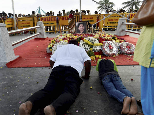  Thousands flock to burial spot of J. Jayalalithaa in Chennai’s Marina Beach