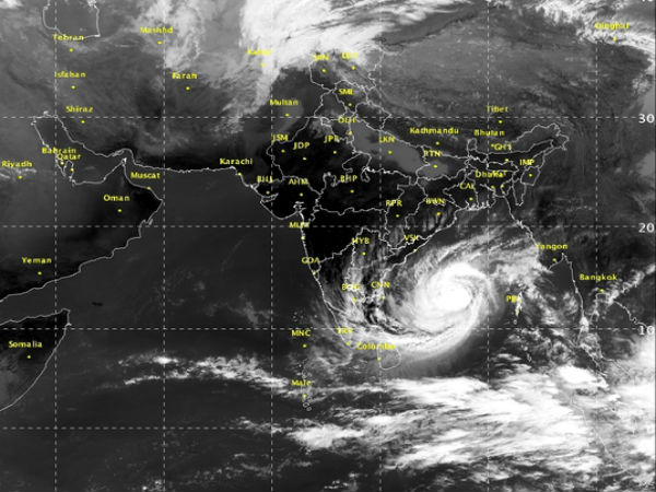 Cyclone Vardah: Tamil Nadu, Andhra Pradesh On High Alert, Chennai Braces For Storm Cyclone Vardah: Tamil Nadu, Andhra Pradesh On High Alert, Chennai Braces For Storm