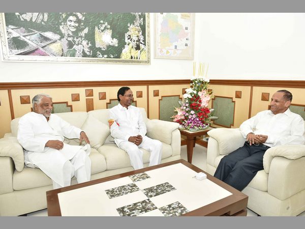 కేటీఆర్‌పైనా ప్రశంసలు 