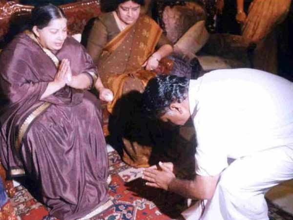 ఆప్షన్ లేకనే శశికళ ఆప్షన్ లేకనే శశికళ