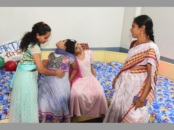 స్టేట్ హోంకు వీణా వాణిలను తరలించడాన్ని వ్యతిరేకించిన తల్లిదండ్రులు