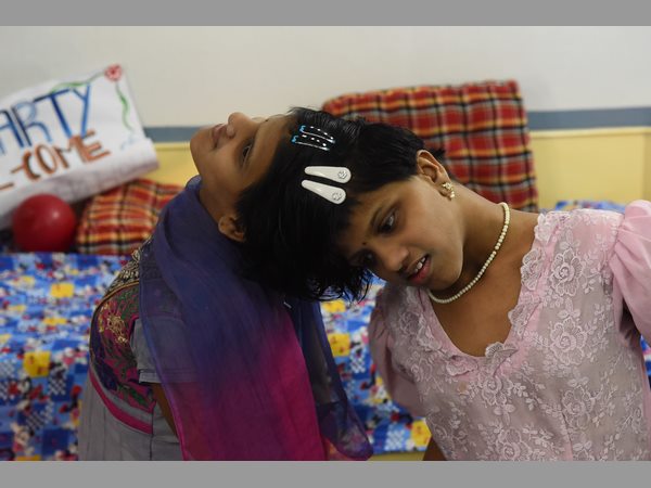 తల్లిదండ్రులకు నిమిషం పాటు అనుమతి