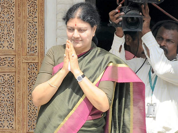 Sasikala's nephew should pay Rs 25 crore penalty: Madras High Court Sasikala's nephew should pay Rs 25 crore penalty: Madras High Court