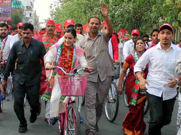 సమాజ్ వాదీ పార్టీ విధానాలకు భిన్నంగా అపర్ణ వ్యవహరం