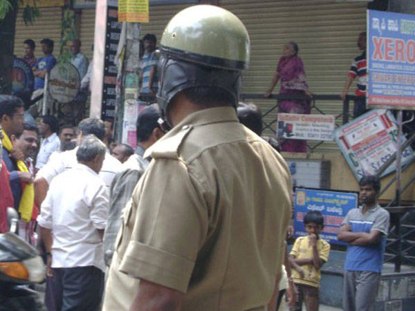 ఫిర్యాదు వద్దన్న పోలీసులు:
