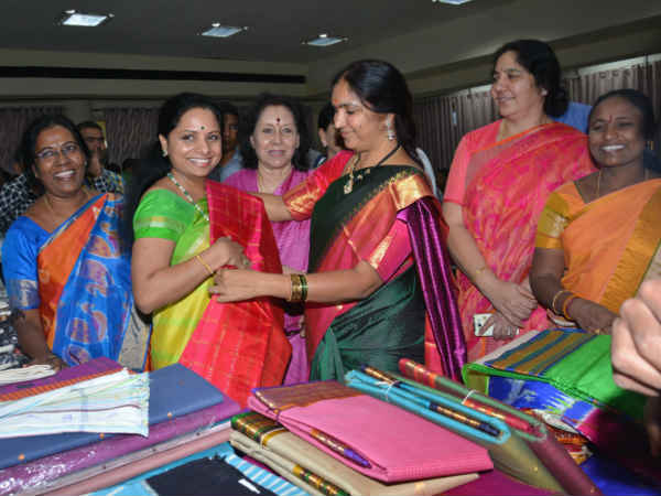 చెనేత వస్త్రాలు కొనాలని..