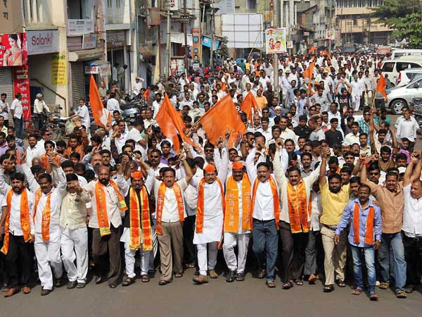 కాంగ్రెస్ వైపు అప్పర్ క్యాస్ట్ హిందువులు