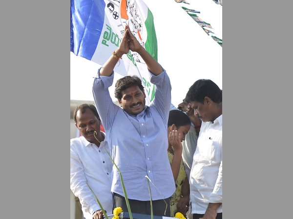 ఆరోగ్యశ్రీని నీరుగార్చిన చంద్రబాబు