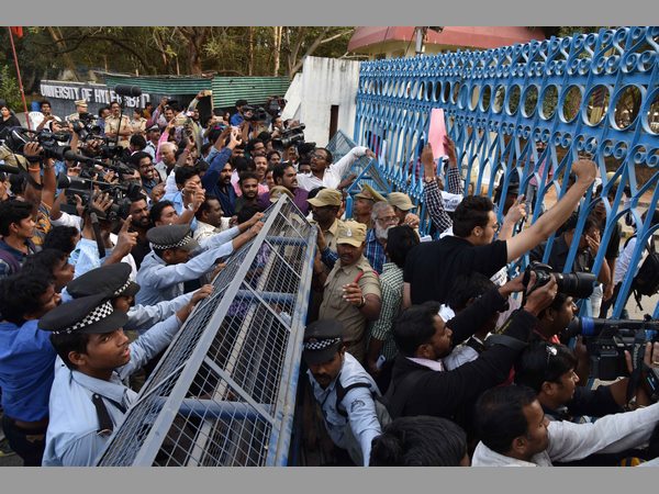 బయటి వ్యక్తులకు అనుమతులు లేవని..