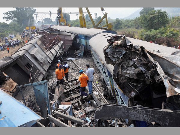 కళ్ళముందే తల్లిదండ్రులను కోల్పోయారు కళ్ళముందే తల్లిదండ్రులను కోల్పోయారు