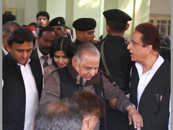 ములాయం సోదరులు డుమ్మా... ములాయం సోదరులు డుమ్మా...