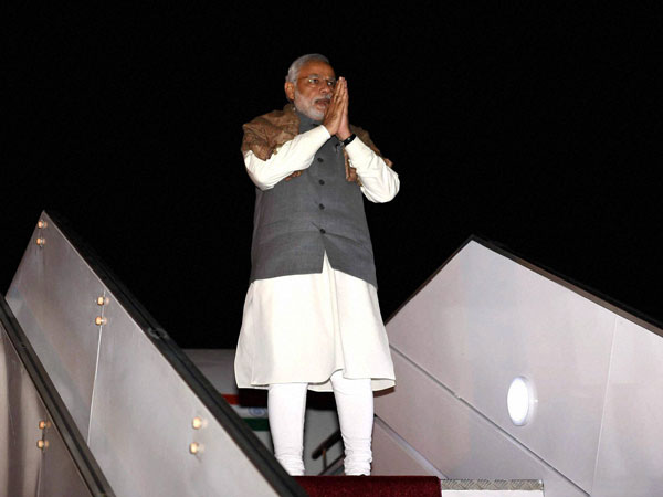 మోడీ యోగా పాఠాలు చెబుతున్నారు... మోడీ యోగా పాఠాలు చెబుతున్నారు...