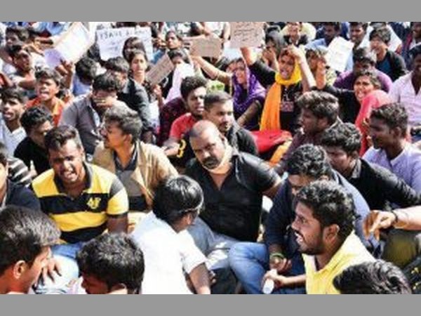 లారెన్స్ ఇలా వచ్చాడు..
