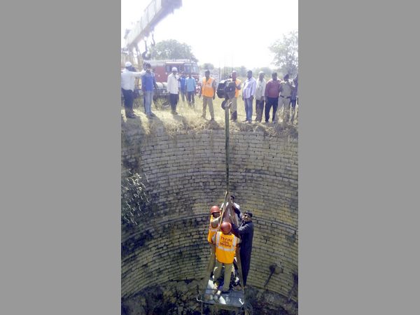 స్థానికుల స్పందనతో మంజులకు తప్పిన ప్రాణాపాయం