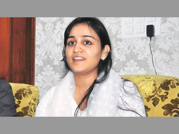 అపర్ణాకు అయినా సీటు... అపర్ణాకు అయినా సీటు...