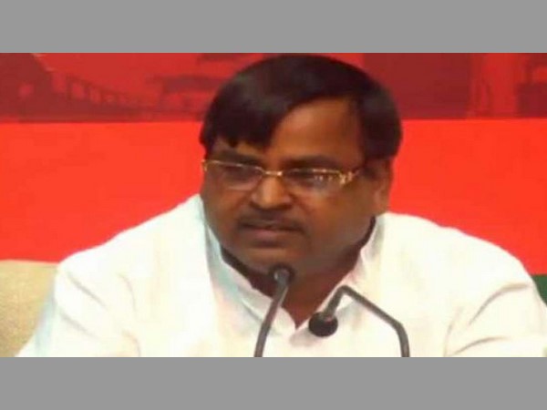 గరిమా సింగ్తో ప్రజాపతి సై గరిమా సింగ్తో ప్రజాపతి సై