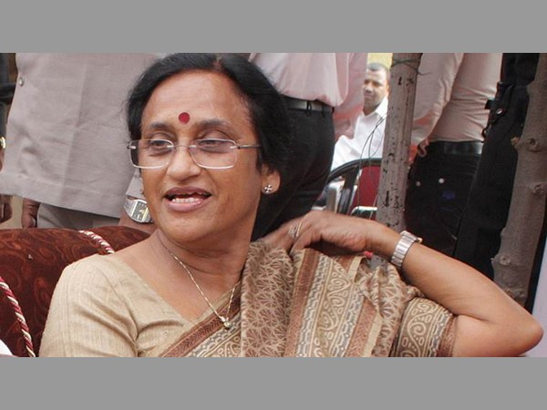 లక్నో కంటోన్మెంట్ నుంచి అపర్ణా... లక్నో కంటోన్మెంట్ నుంచి అపర్ణా...