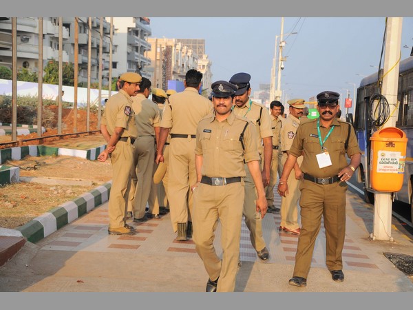 ఎక్కడ చూసినా పోలీసులే..