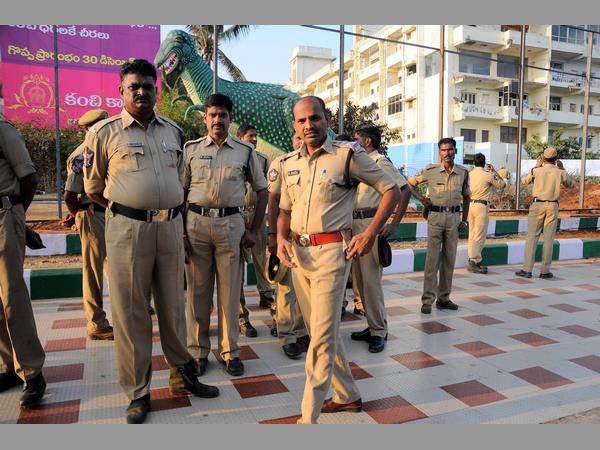 ఇలా అందలం...