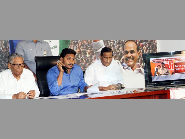 కాలర్ పట్టుకోవాలి...