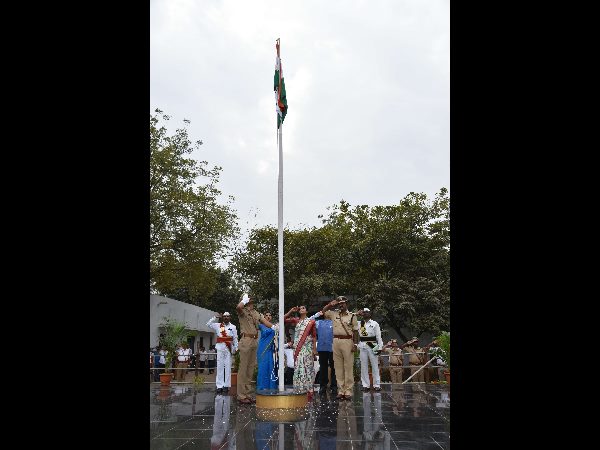జెండా ఎగరేసిన కలెక్టర్