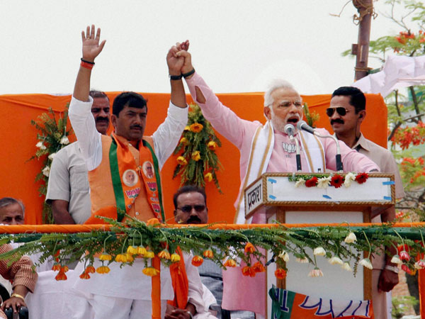 బిజెపి నాయకులను కట్టేసిన కార్యకర్తలు