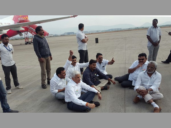 విమానాశ్రయంలో ఉద్రిక్తత