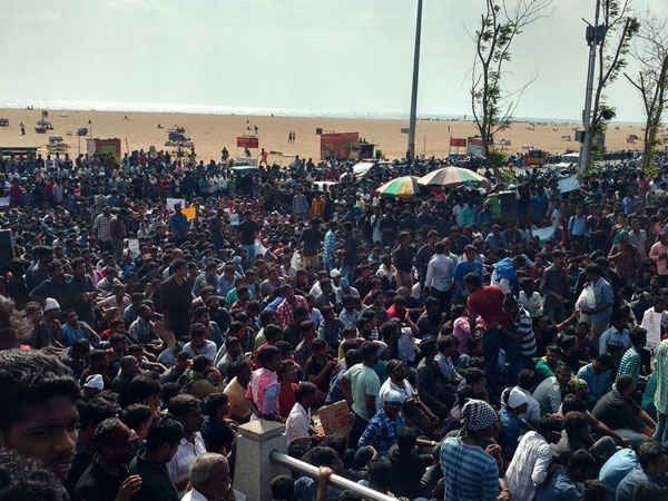 నిర్మానుష్యంగా మెరీనాబీచ్ 