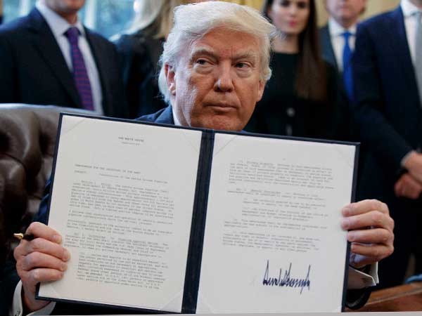 వేలాది మంది వీధుల్లోకి...