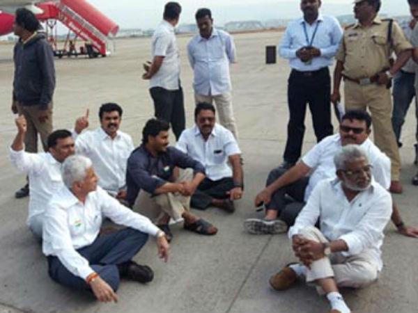 Special Status: Police stops YS Jagan at Vishaka Airport Special Status: Police stops YS Jagan at Vishaka Airport